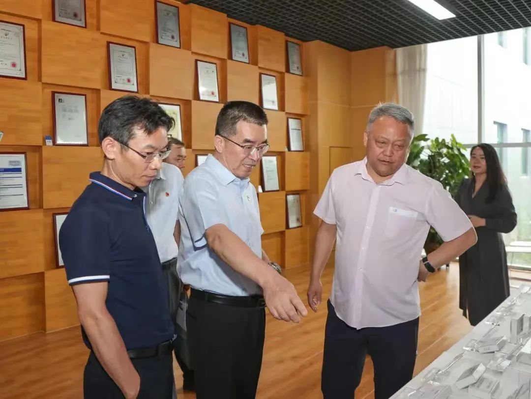 中国药科大学党委理论学习中心组到贝塔诺体育调研