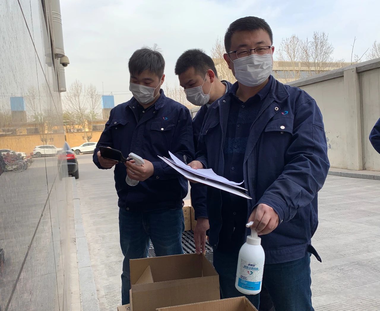 防控疫情 关爱职工我们在行动 ——贝塔诺为职工发放消毒用品健康礼包